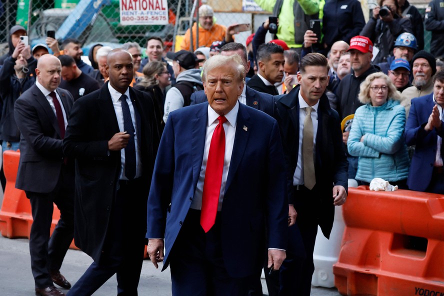 Trump caminha em direção a membros da imprensa, antes de julgamento por suborno em Nova York