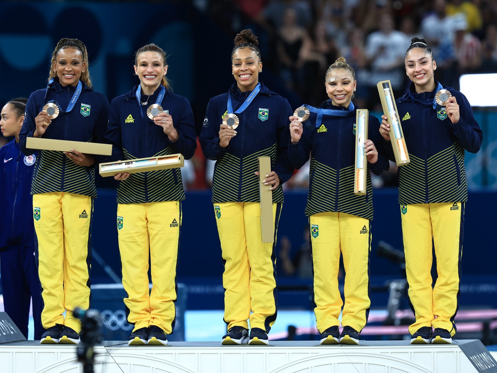 Júlia Soares, Lorrane dos Santos, Rebeca Andrade, Flávia Saraiva e Jade Barbosa conquistam a medalha de bronze em equipes na Ginástica Artística — Foto: Ricardo Bufolin/CBG