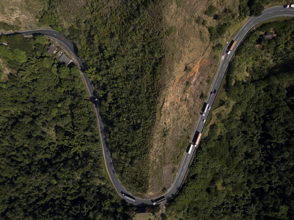 Curvas sinuosas da Serra das Araras serão suavizadas com a construção de viadutos; obras vão até 2029. Foto mostra atual pista de descida — Foto: Márcia Foletto