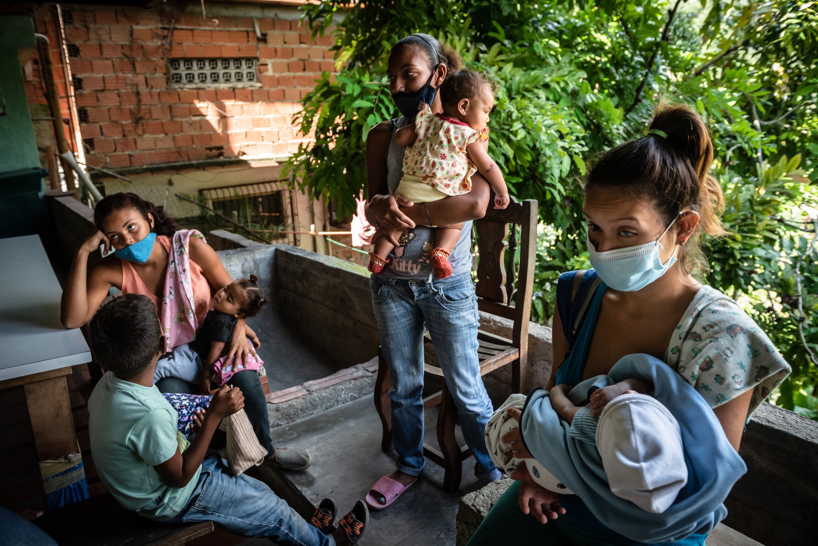 Mães, cujas famílias passam fome, esperam por uma refeição em Caracas, na Venezuela (08.12.2020). Contraceptivos não são acessíveis para a maioria das venezuelanas, o que as leva a gravidezes indesejadas em um momento em que mal conseguem alimentar os filhos que já têmNYT