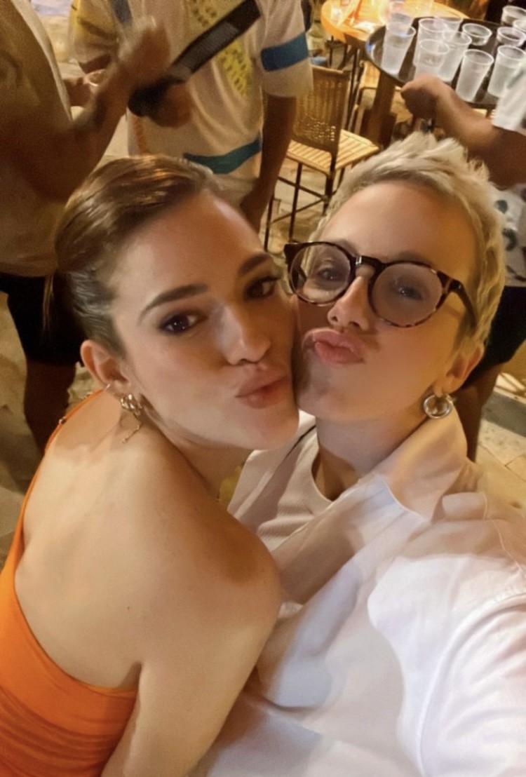 A atriz Marcella Rica posa com Ana Clara  — Foto: Reprodução/Instagram