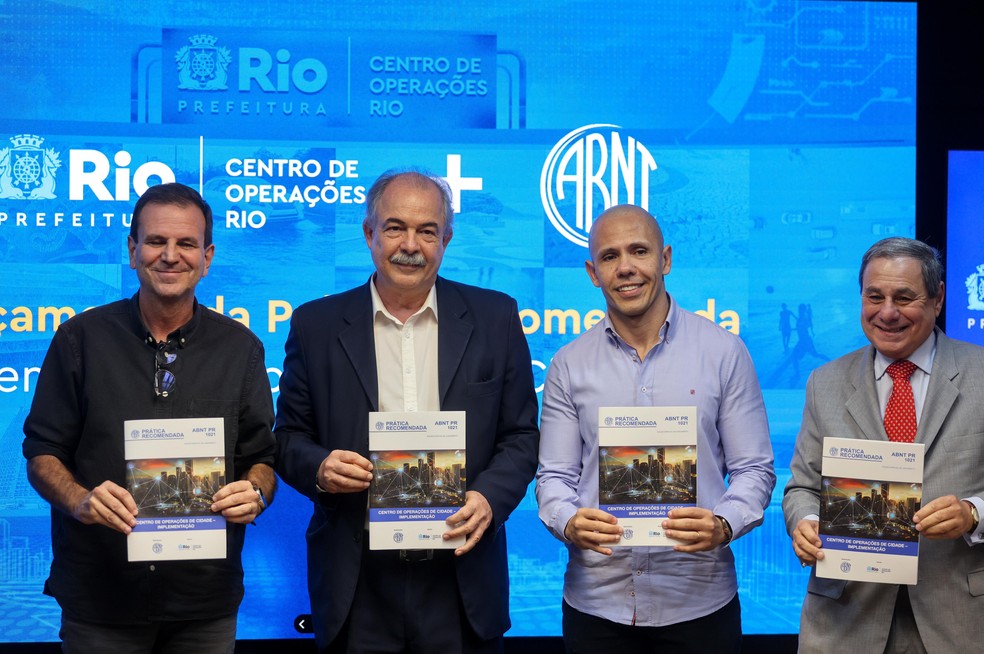 O prefeito Eduardo Paes, ao lado de Aloizio Mercandante (presidente do BNDES), Marcus Belchior (chefe-executivo do COR) e Mário Wilian Esper (presidente da ABNT) durante lançamento de norma que define COR como referência nacional — Foto: Márcia Foletto / Agência O Globo