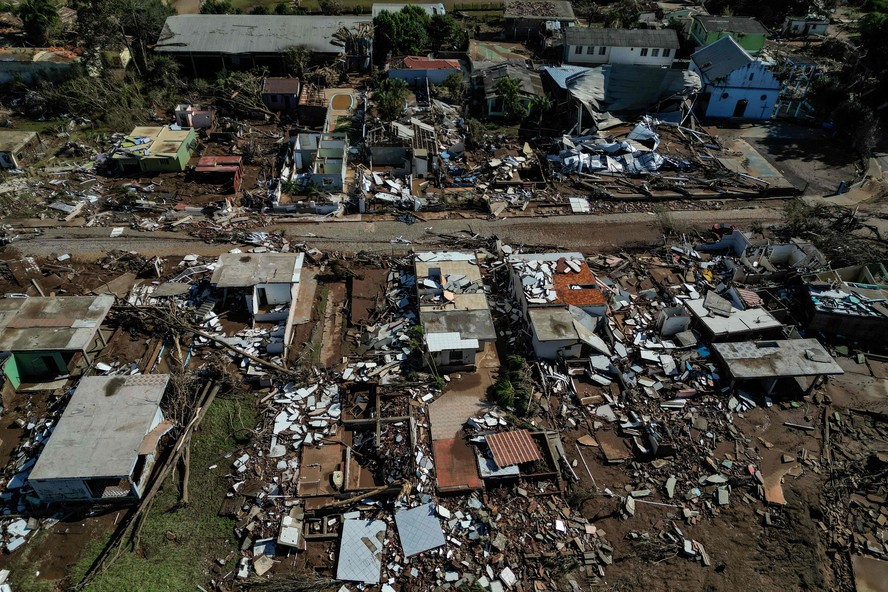 Vista aérea de Arroio do Meio, Rio Grande do Sul, Brasil, tirada em 15 de maio de 2024, após enchentes que devastaram a região.