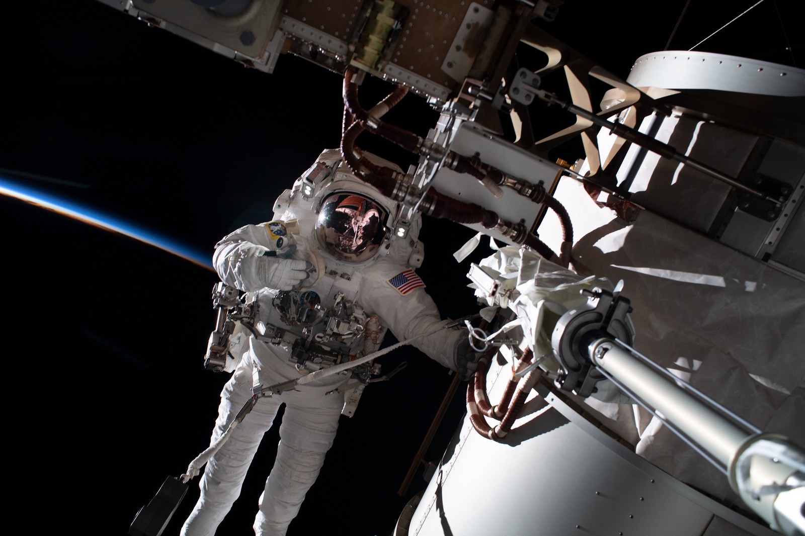 Na imagem, Rubio é retratado durante uma caminhada no espaço amarrado à estrutura da Estação Espacial Internacional. Atrás dele, os últimos raios de um pôr do sol orbital penetram na fina camada atmosférica da Terra — Foto: NASA / Frank Rubio