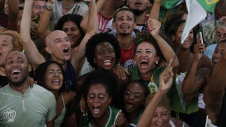 Torcida da Imperatriz comemora a conquista do nono título da escola  — Foto: Alexandre Cassiano 