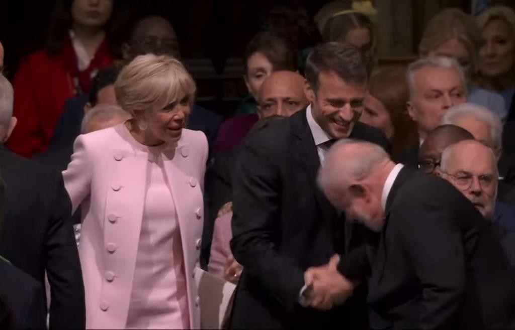 Presidente Luiz Inácio Lula da Silva cumprimenta o presidente francês, Emmanuel Macron — Foto: Reprodução