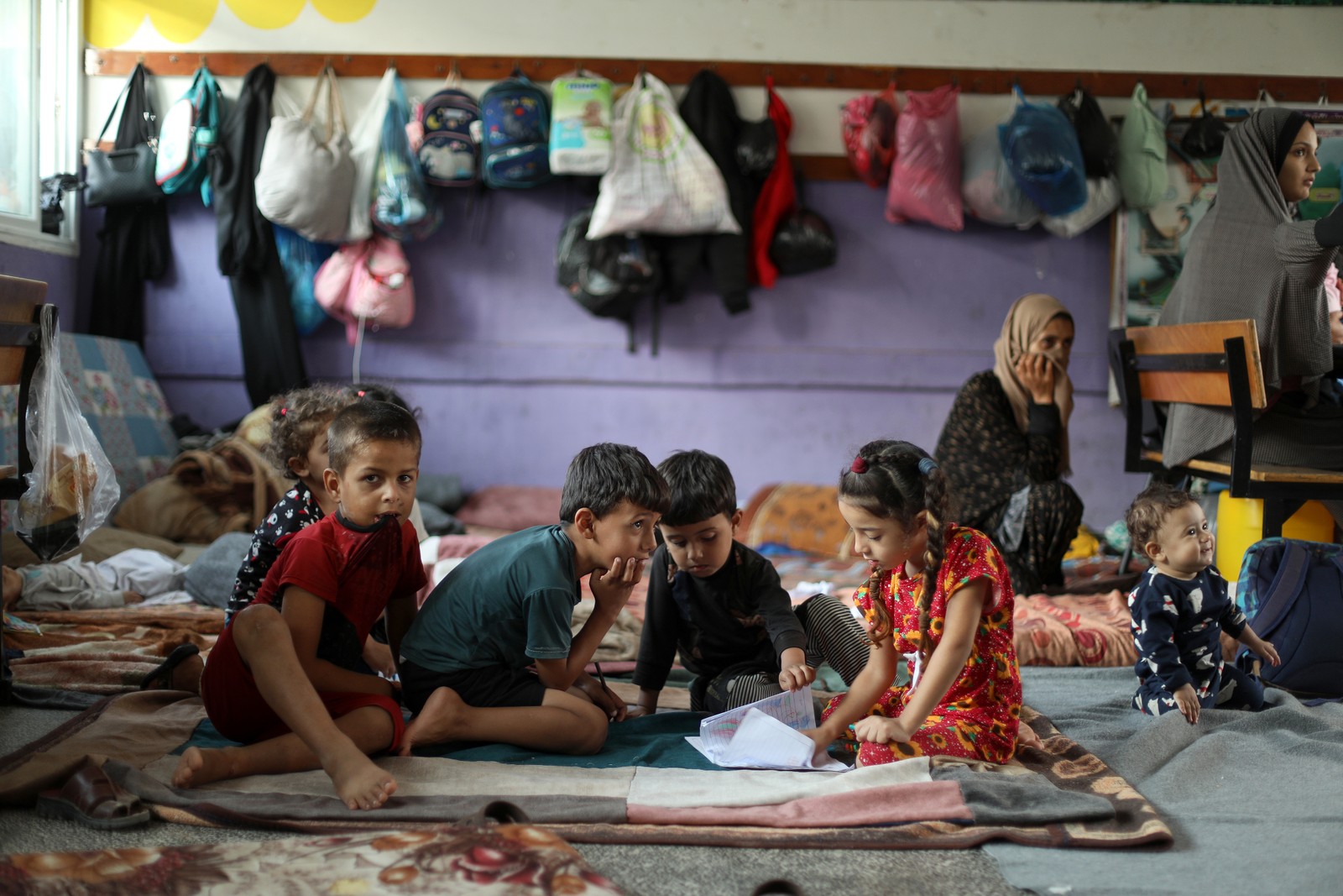 Crianças palestinas em uma escola administrada pelas Nações Unidas em Khan Younes, no sul da Faixa de Gaza, agora repleta de refugiados da Cidade de Gaza.