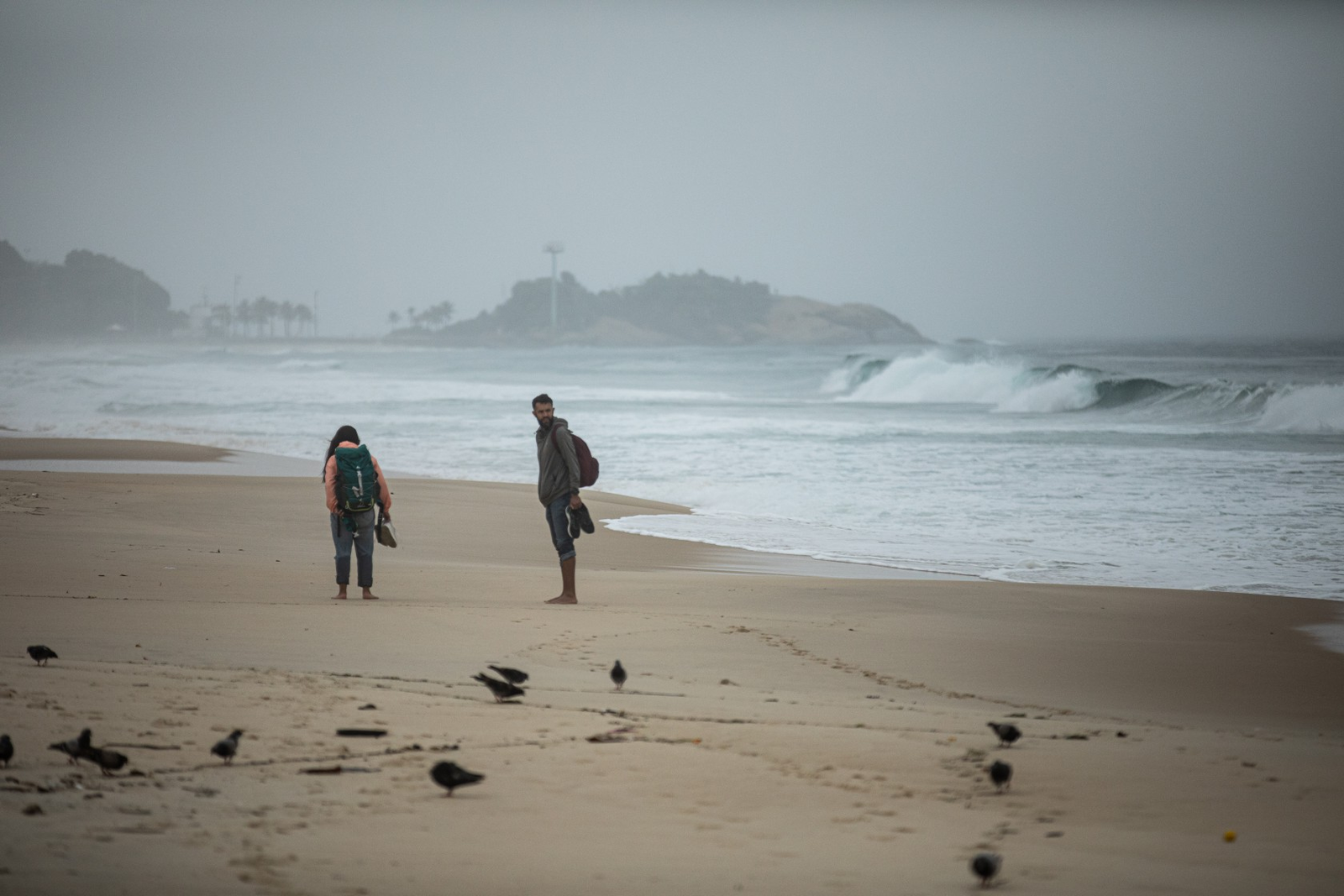 Praia de Ipanema em dia frio — Foto: Hermes de Paula