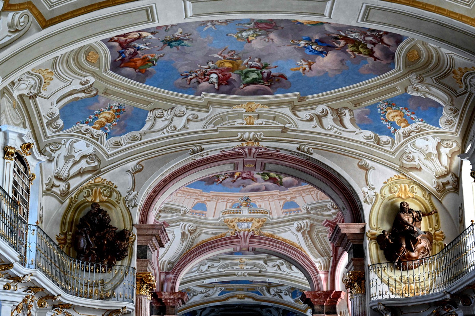 Os afrescos do século XVIII cobrem todo o teto do corredor principal da biblioteca da Abadia de Admont, na Áustria — Foto: Joe Klamar / AFP