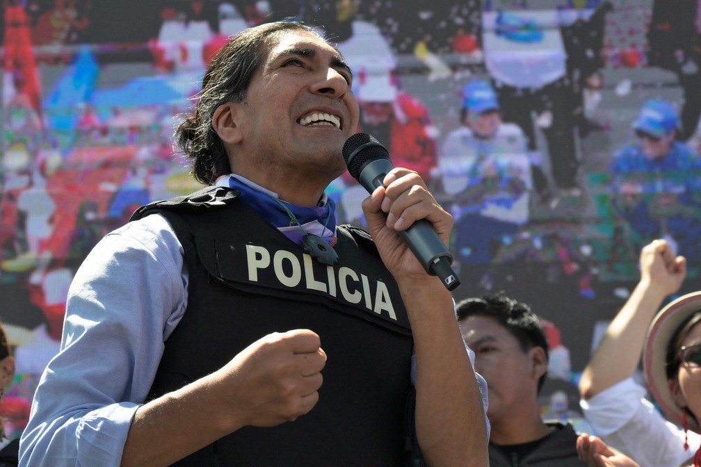 Candidato Yaku Pérez faz campanha com colete à prova de balas no Equador — Foto: AFP