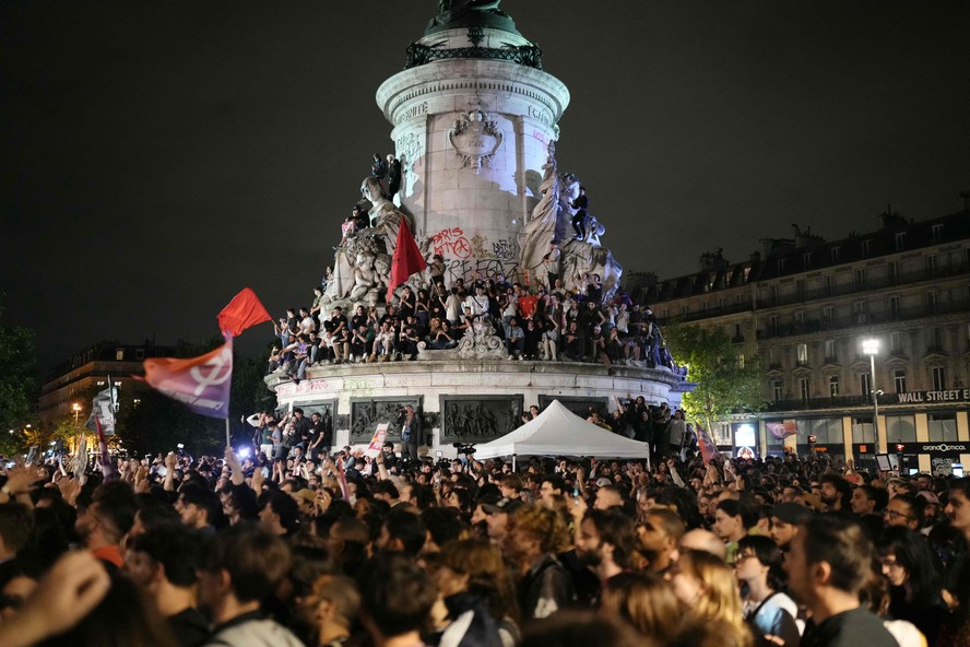 Manifestantes participam de protesto em Paris após vitória da extrema direita no 1º turno das eleições na França