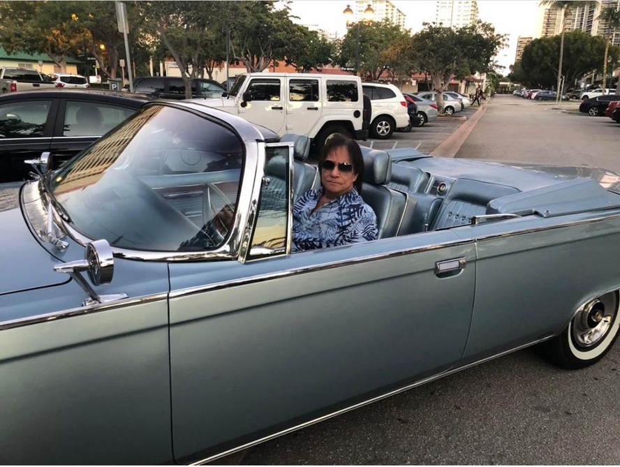 Roberto Carlos em seu Cadillac, que faz parte da sua coleção de carros