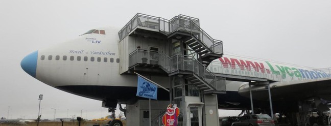 Situado nas imediações do Aeroporto de Estocolmo-Arlanda, o Jumbo Stay é um hotel dentro de um antigo Boeing 747 — Foto: Reprodução Booking