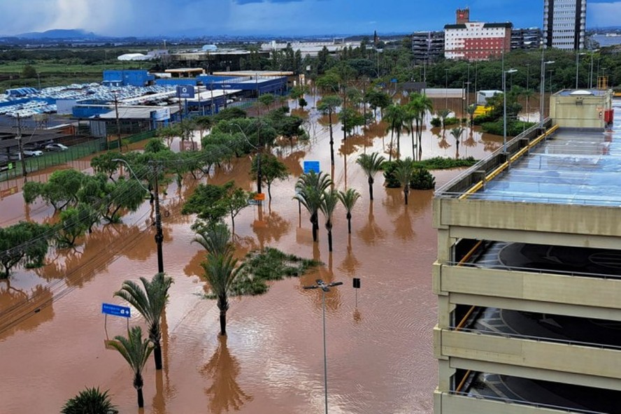 Cidade de Porto Alegre sobre com enchente provocada pelas chuvas e alto nível do Rio Guaíba