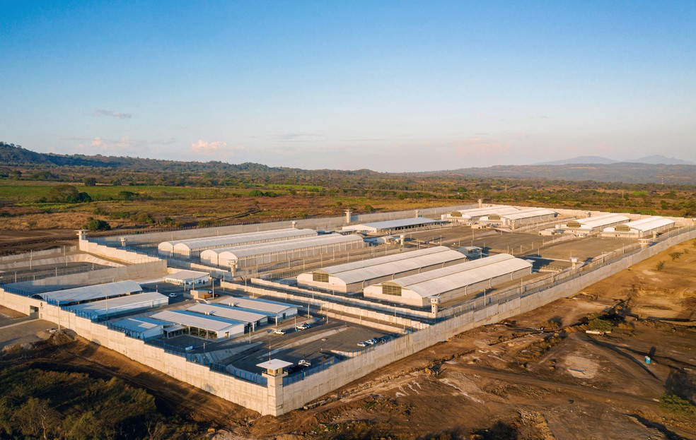 Imagem da mega-prisão vista de cima — Foto: AFP