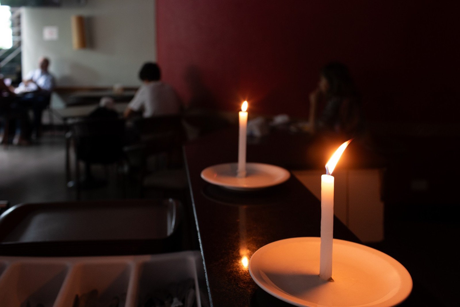 Restaurante no Copan abriu as portas nesta sexta e está funcionando a luz de velas — Foto: Edilson Dantas