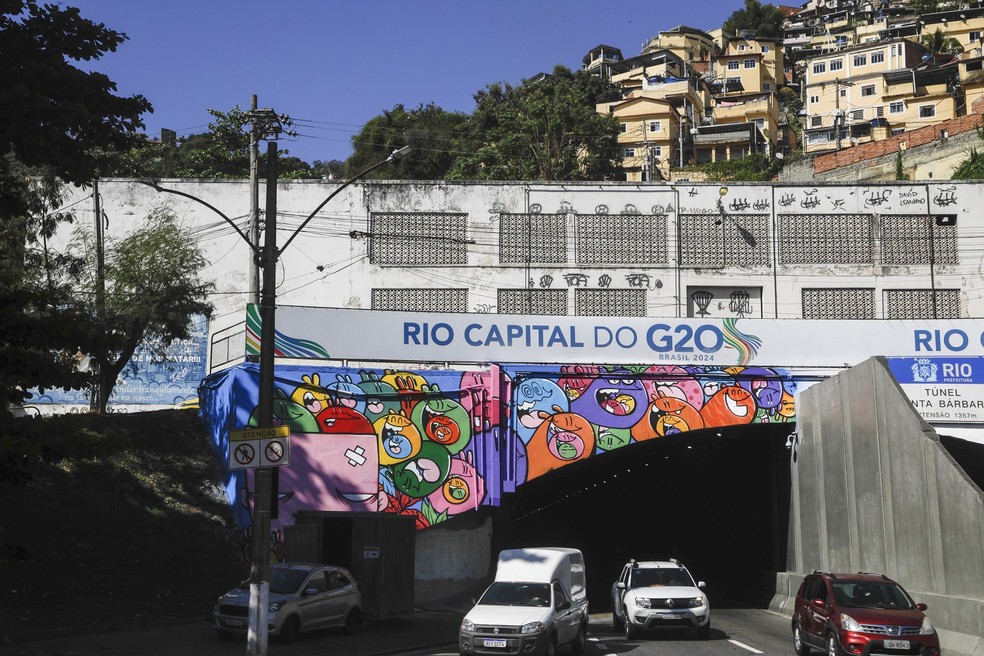 Entrada do Túnel Santa Bárbara ganha grafite — Foto: Gabriel de Paiva/ Agência O Globo