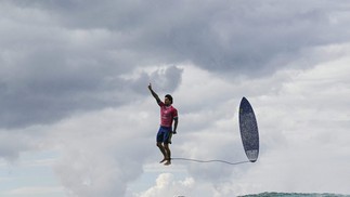 Gabriel Medina faz pose após pegar uma onda perfeita em Teahupo'o — Foto: Jerome BROUILLET / AFP