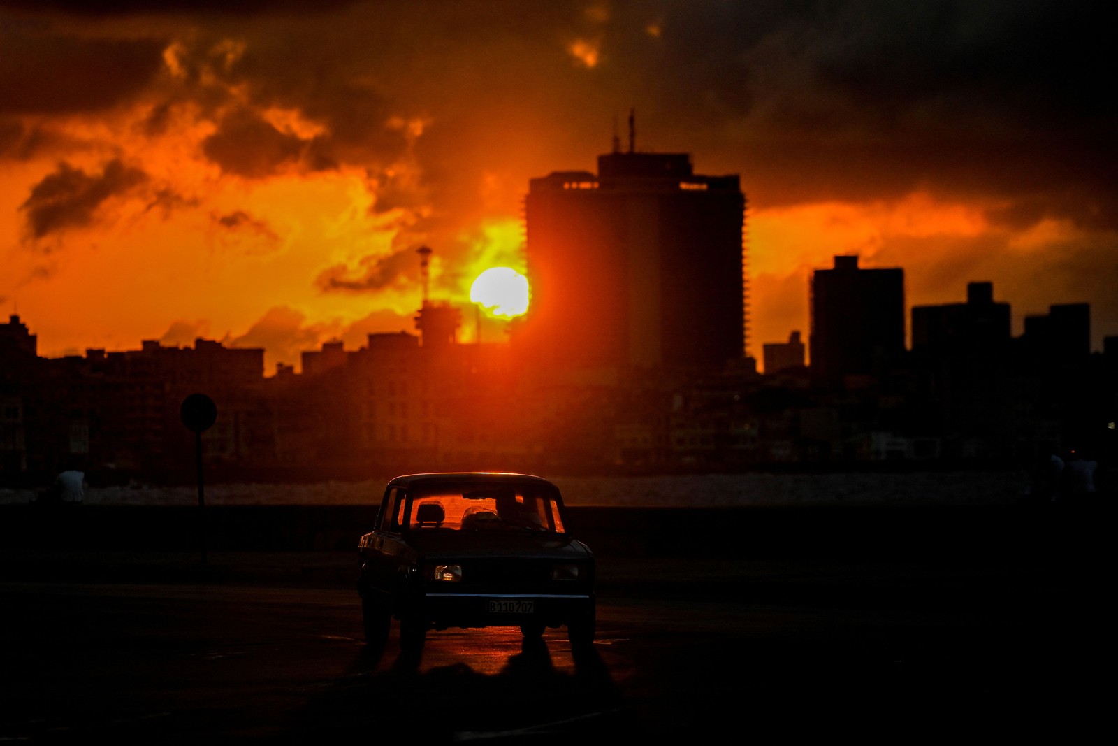 Pôr do sol em Havana, Cuba — Foto: YAMIL LAGE/AFP