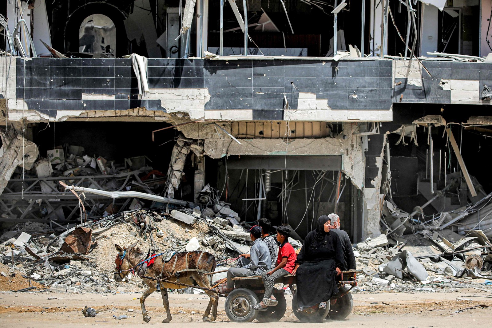 Palestinos que retornam a Khan Yunis encontram a cidade destruída — Foto: AFP