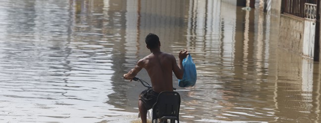 Duque de Caxias tem ruas inundadas mais de 24 horas após temporal — Foto: FABIANO ROCHA