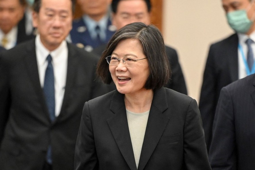 Presidente de Taiwan, Tsai Ing-wen, embarca no Aeroporto Internacional em Taoyuan para visita às Américas