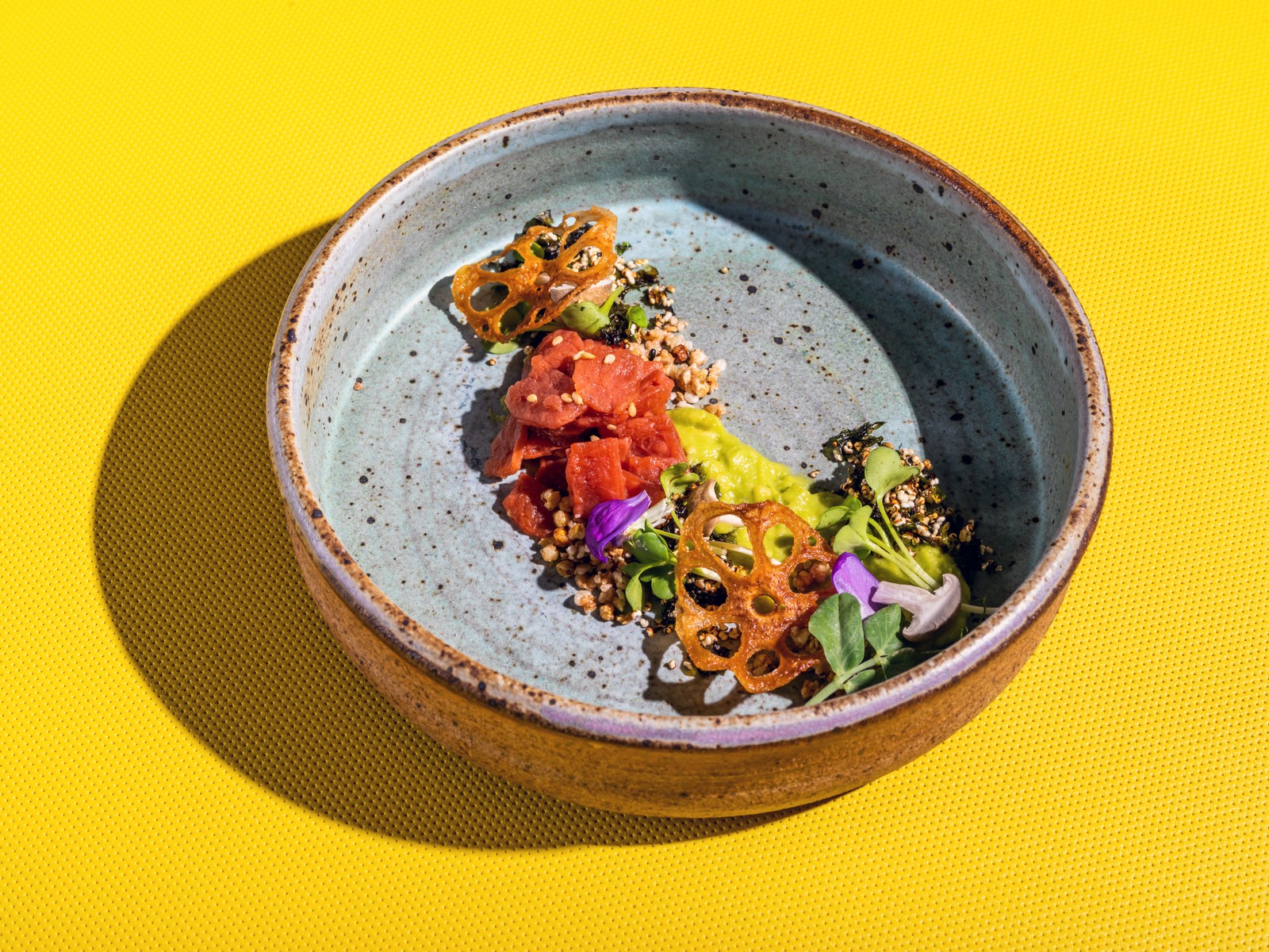 Um prato de salmão cultivado em laboratório da Wildtype, em San Francisco. Alternativas sofisticadas à base de plantas que imitam frutos do mar estão surgindo em restaurantes e mercearias em todo o mundo.Kelsey McClellan/The New York Times