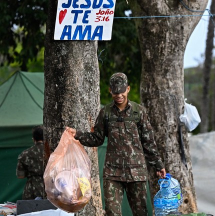 Soldado ajuda a desmantelar o acampamento montado por apoiadores do ex-presidente Jair Bolsonaro, em frente ao quartel-general do Exército em Brasília. — Foto: MAURO PIMENTEL/AFP