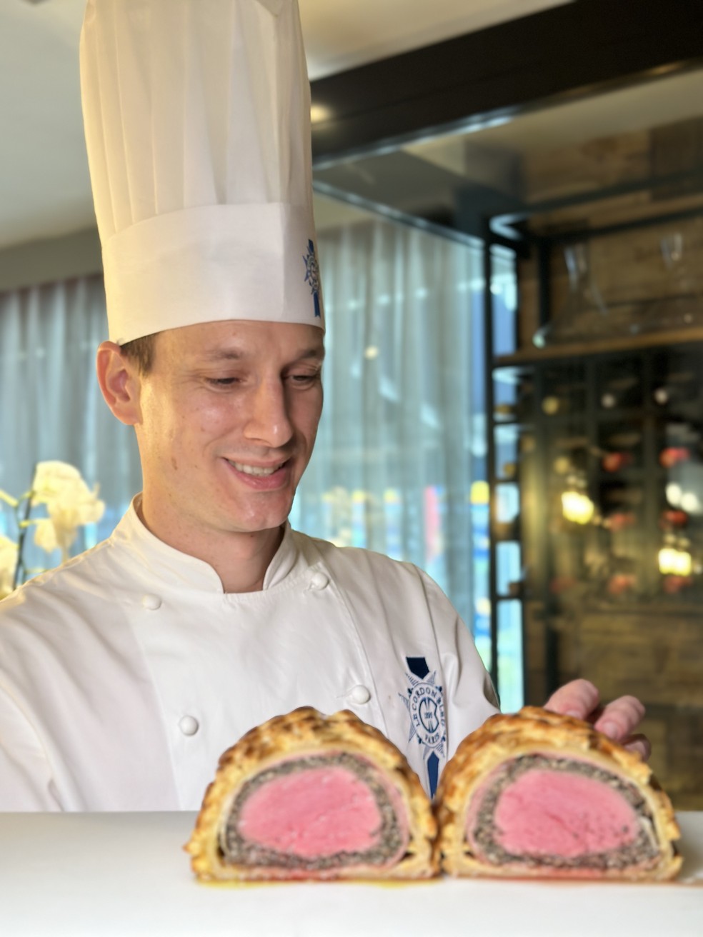 O head-chef Yann Kamps e o boeuf Wellington — Foto: Divulgação Le Cordon Bleu