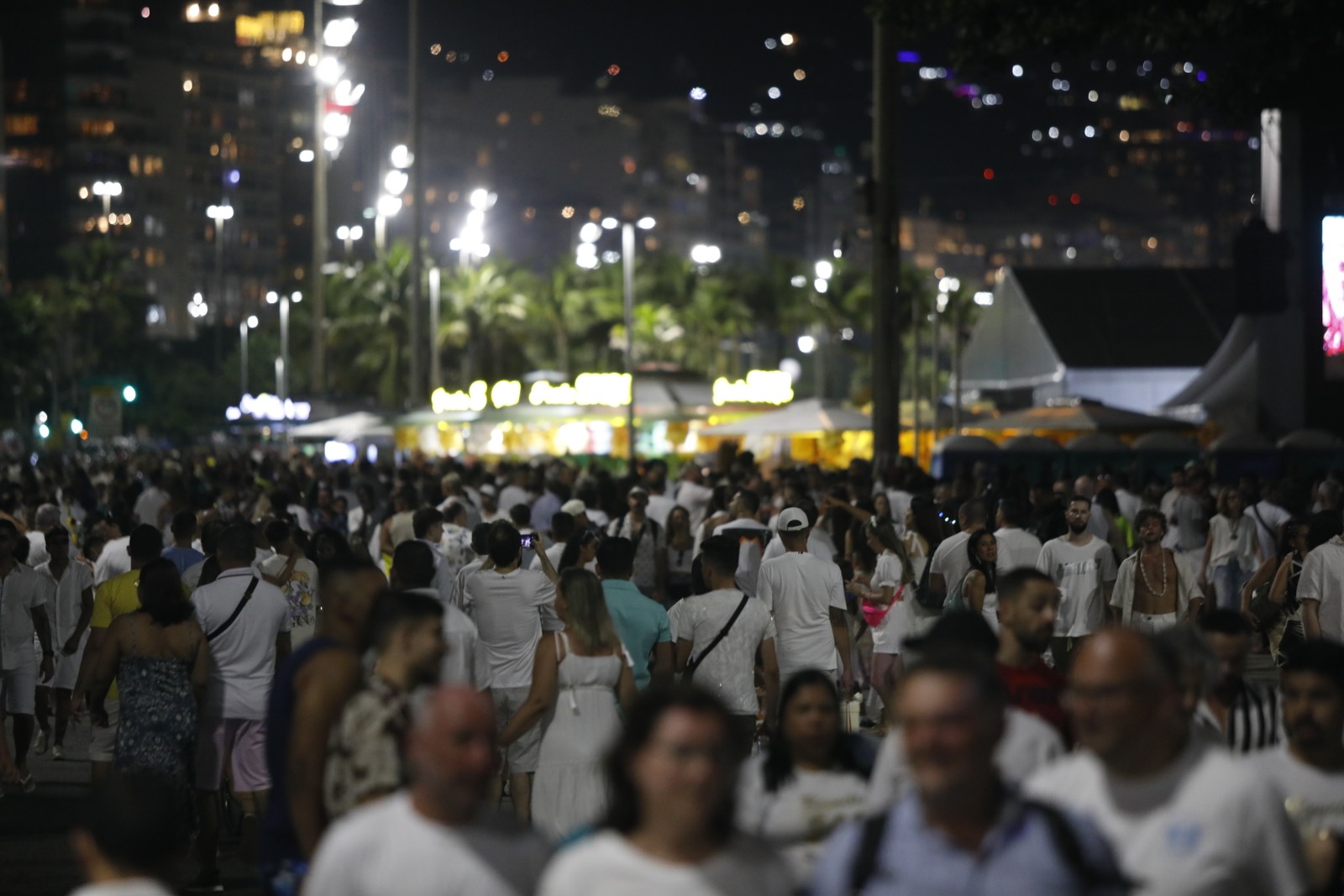 Movimentação na Praia de Copacabana na noite de Ano Novo. — Foto: Guito Moreto / Agência O Globo