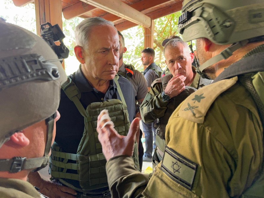 Primeiro-ministro de Israel, Benjamin Netanyahu, conversa com soldados em local atacado pelo Hamas