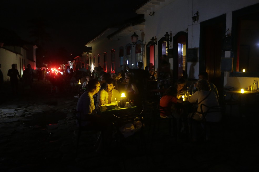 Bares e restaurantes sem luz em Paraty — Foto: Domingos Peixoto