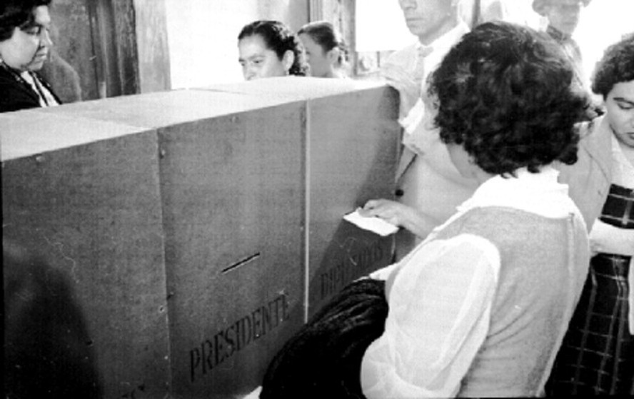 Mulher deposita seu voto nas eleições gerais de 1958 no México