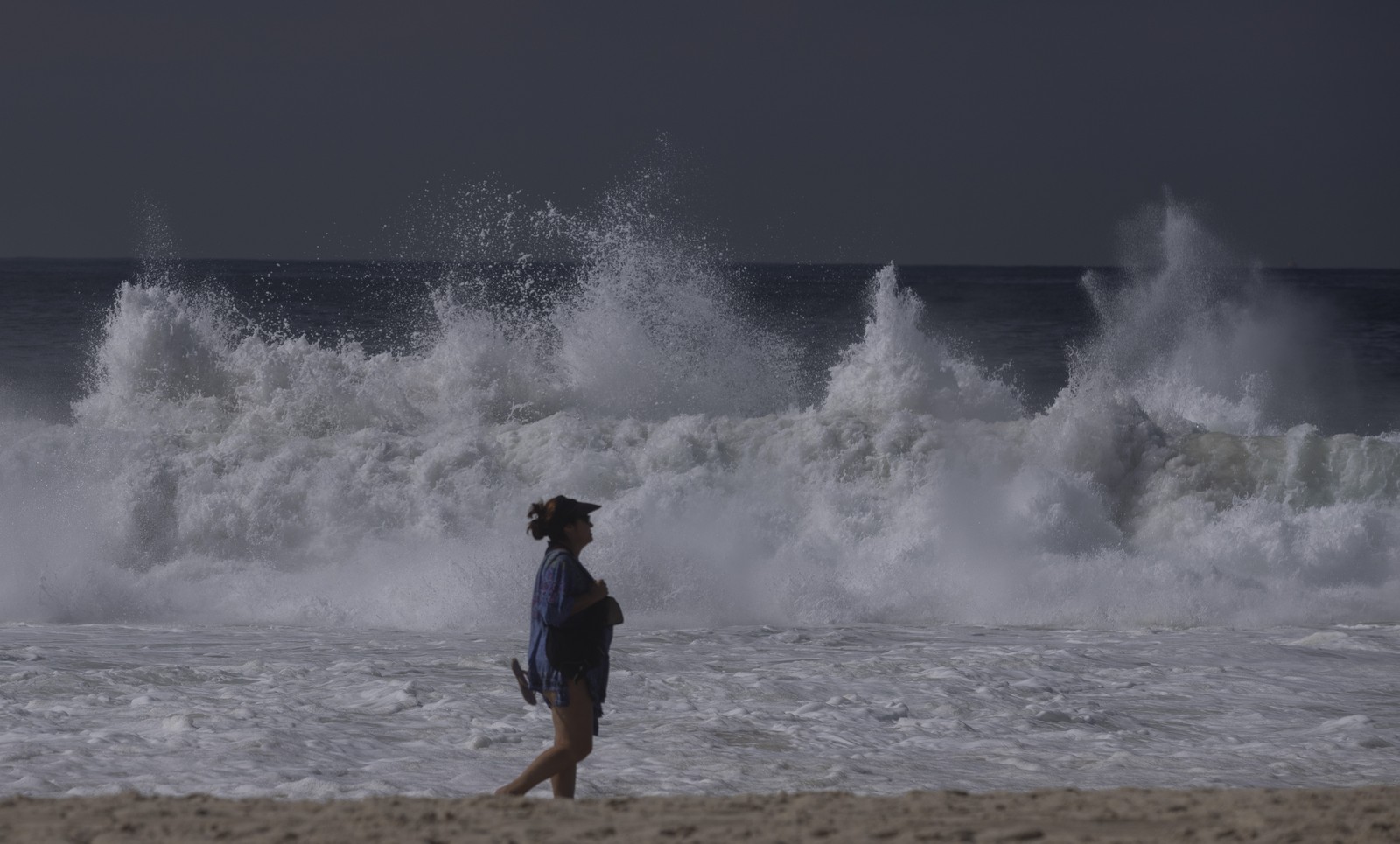 Ressaca na praia de Copacabana — Foto: Márcia Foletto / Agência O Globo