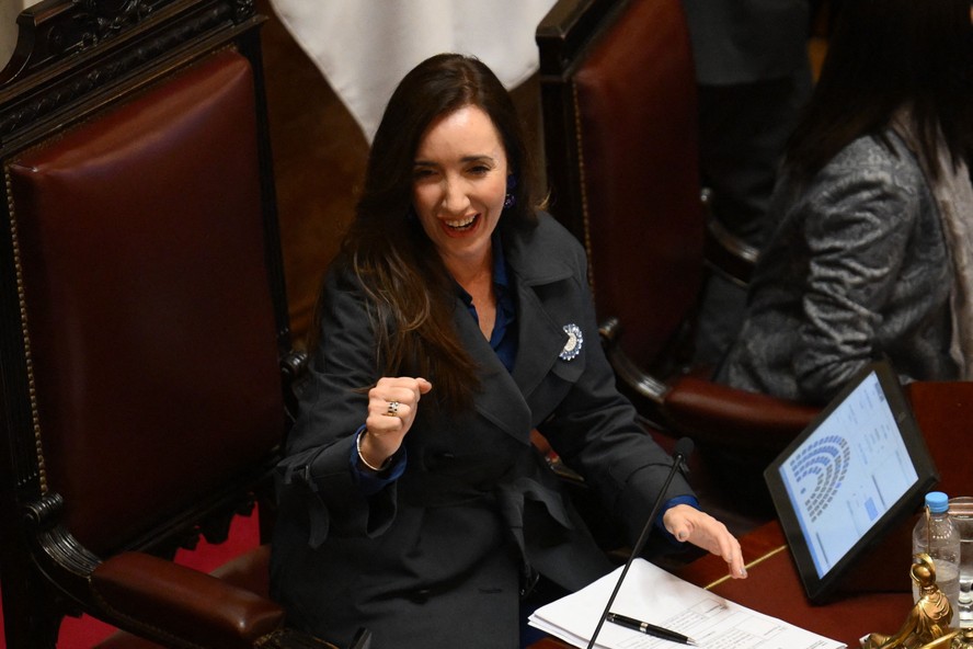 Vice-presidente da Argentina e presidente do Senado, Victoria Villarruel, faz gesto durante sessão que discute a aprovação da Lei de Bases