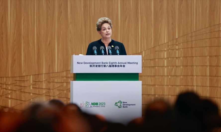 Dilma Rousseff discursa na abertura da reunião anual do banco dos Brics em Xangai