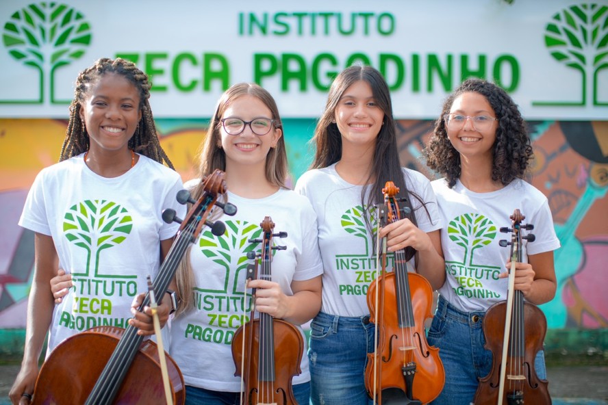 As meninas Gabriela, Isadora, Anna e Carolina se preparam para viagem aos Estados Unidos