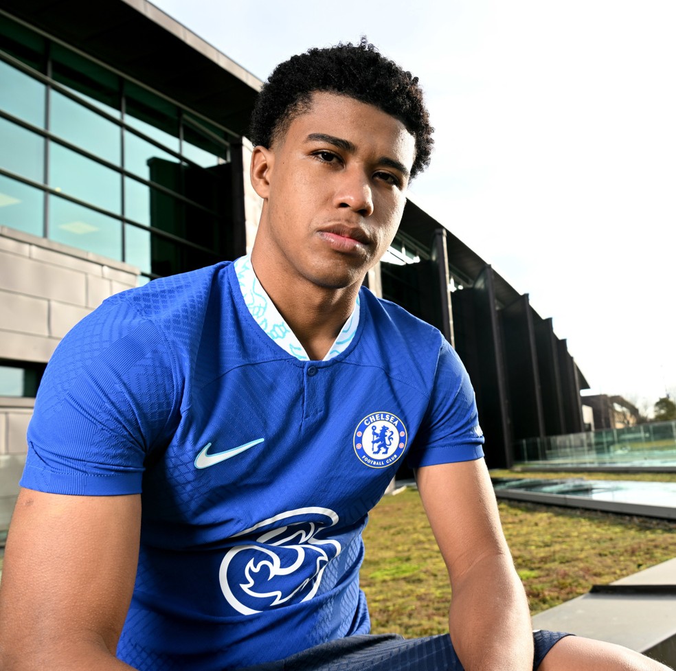 Andrey Santos com a camisa do Chelsea — Foto: Divulgação/Chelsea