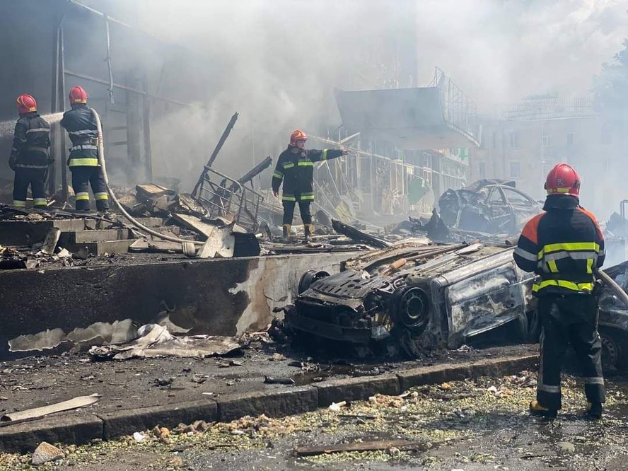 O Serviço de Emergência do Estado da Ucrânia trabalha no local do ataque com mísseis russo que matou 20 pessoas em Vinnytsia