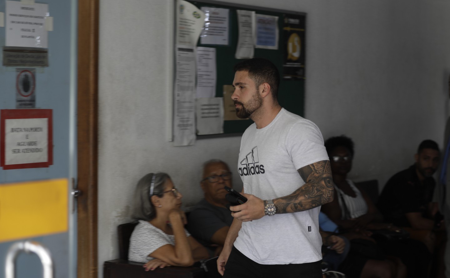 No IML, parentes do advogado assassinado Rodrigo Crespo chegam para reconhecimento do corpo — Foto: Gabriel de Paiva/ Agência O Globo