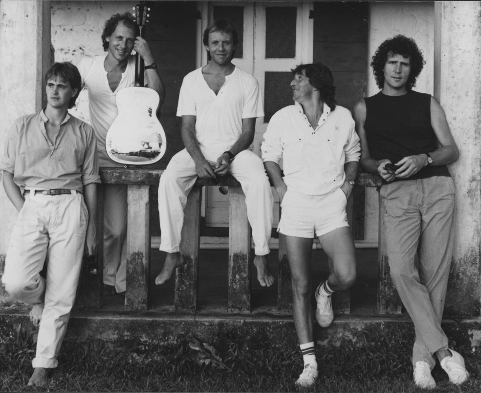 Mark Knopfler (com violão), nos anos 1980, com os Dire Straits — Foto: Divulgação