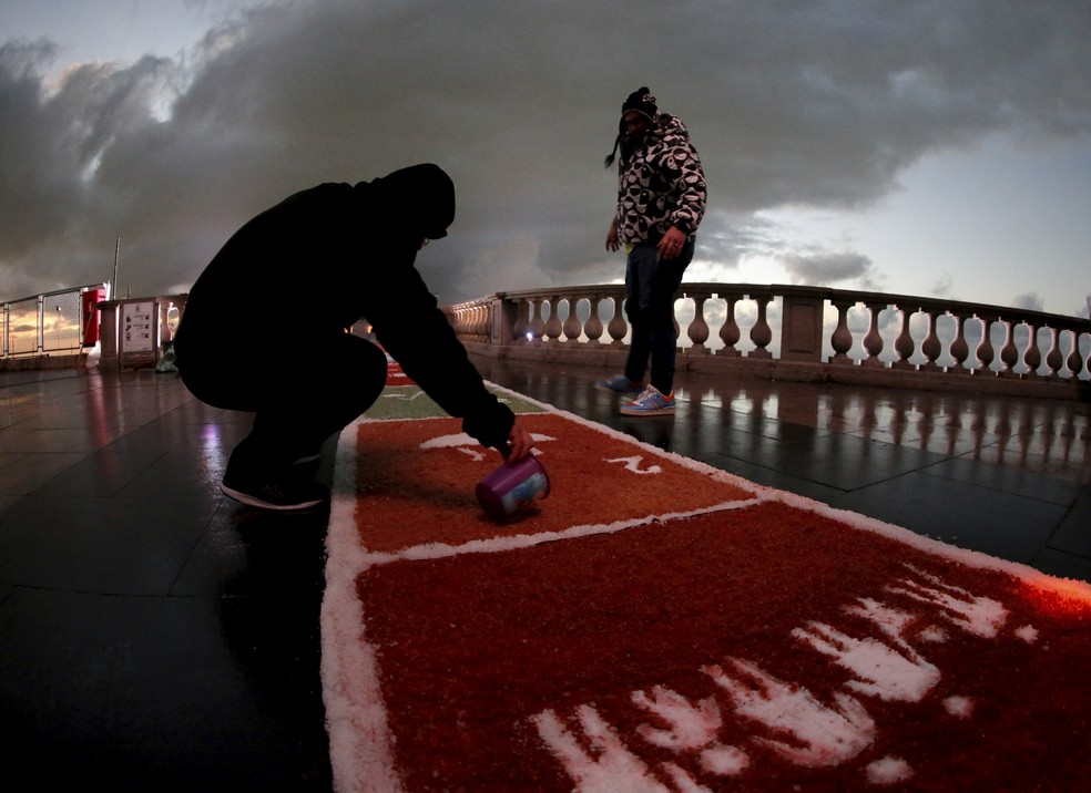 Vento, frio e chuva no Cristo Redentor durante confecção dos tapetes de Corpus Christi — Foto: Fabiano Rocha / Agência O Globo