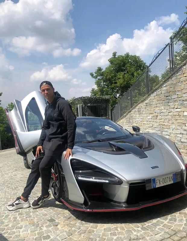 Cristiano Ronaldo coleciona carros de luxo — Foto: Reprodução Instagram