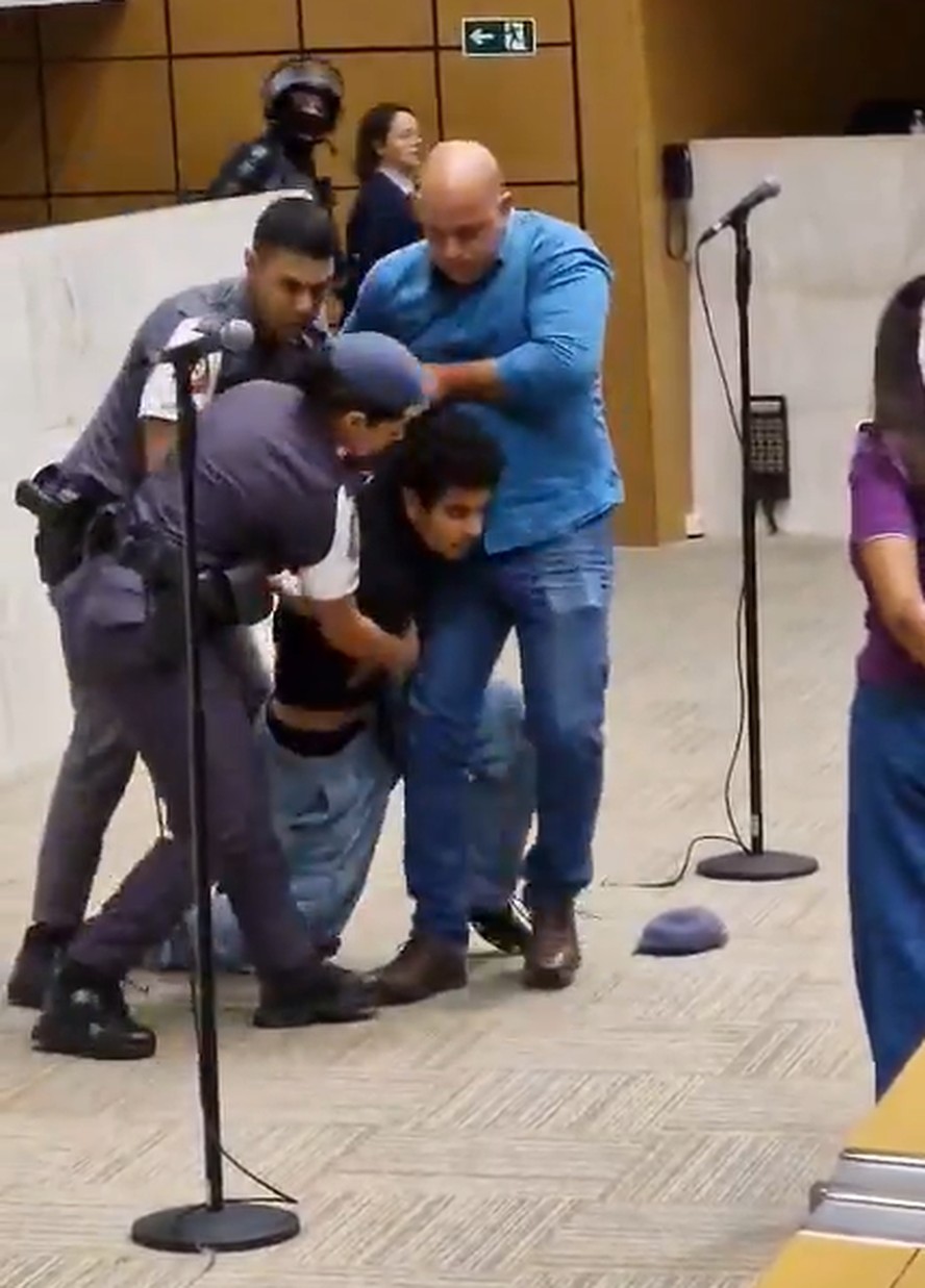 Estudante é detido no plenário da Alesp, em São Paulo