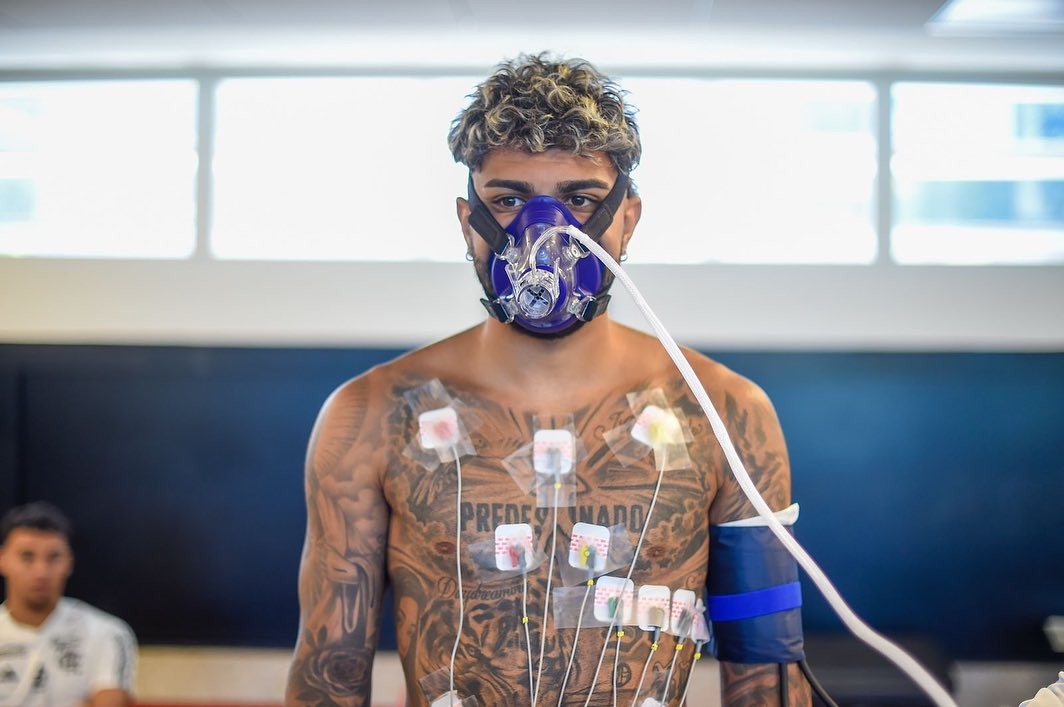 Gabigol passa por exames no Ninho do Urubu — Foto: Marcelo Cortes/CRF