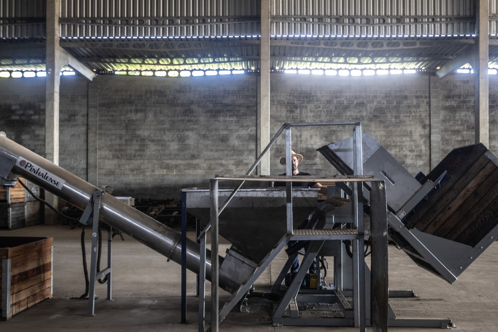 Máquina usada para secar grãos de cacau usada em uma fazenda em Eunápolis, na Bahia — Foto: Dado Galdieri/Bloomberg