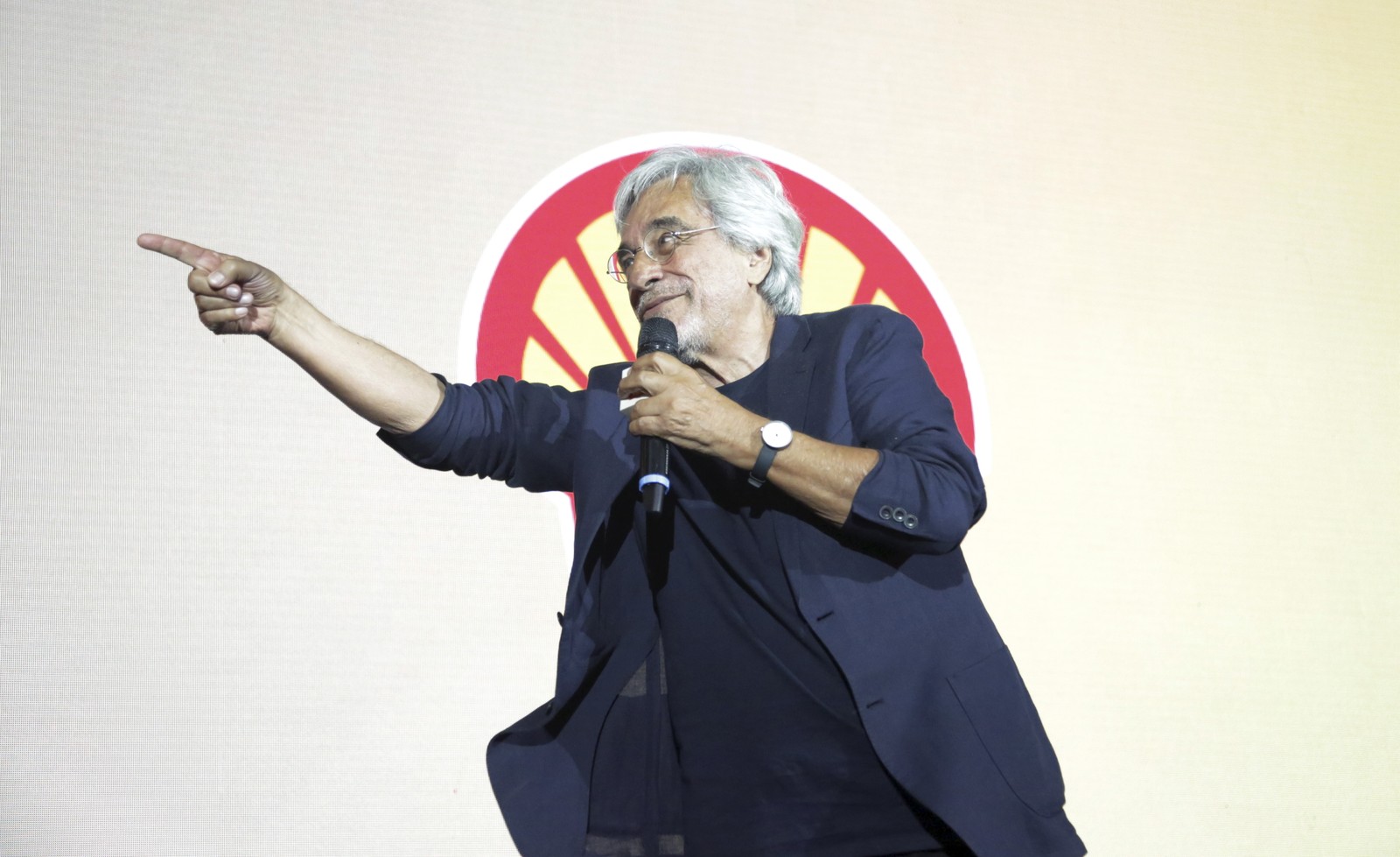 Aderbal durante homenagem na cerimônia de premiação da 31ª edição do Prêmio Shell de Teatro, em 2019 — Foto: Marcos Ramos / Agência O Globo