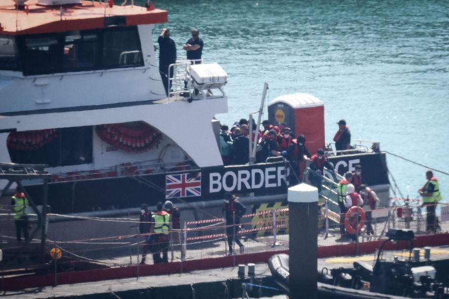 Imigrantes são resgatados por agentes de fronteira britânicos ao tentar cruzar o Canal da Mancha para entrar irregularmente no Reino Unido