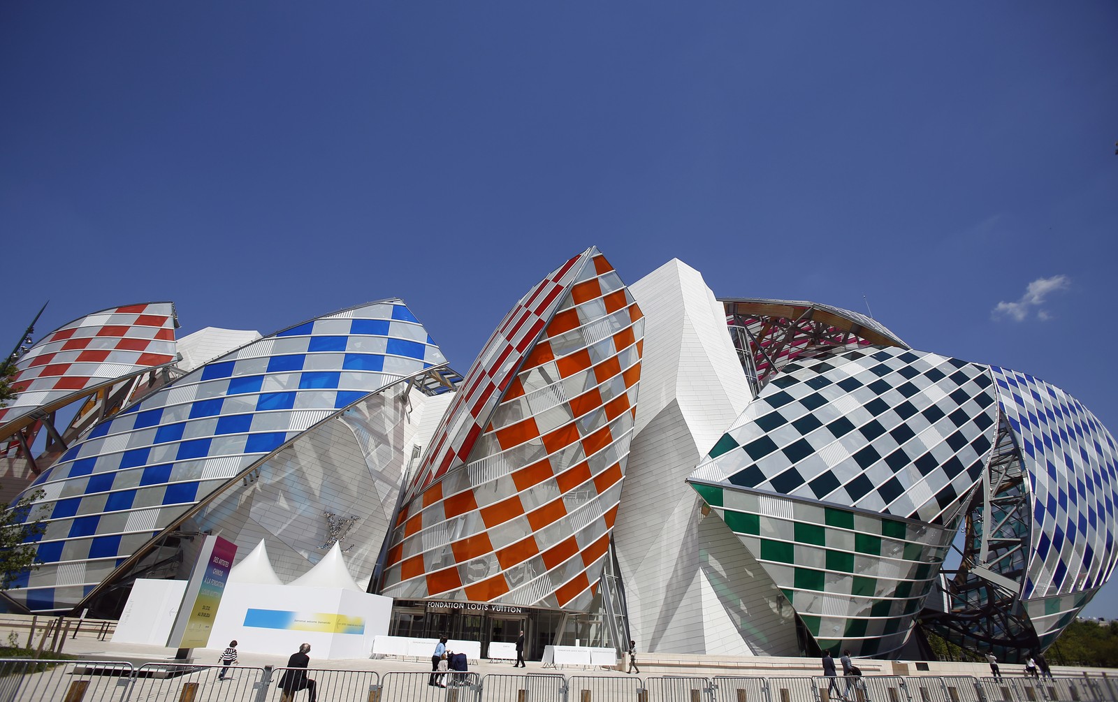 Veja obras de Daniel Buren pelo mundo — Foto: Reprodução / Getty Images