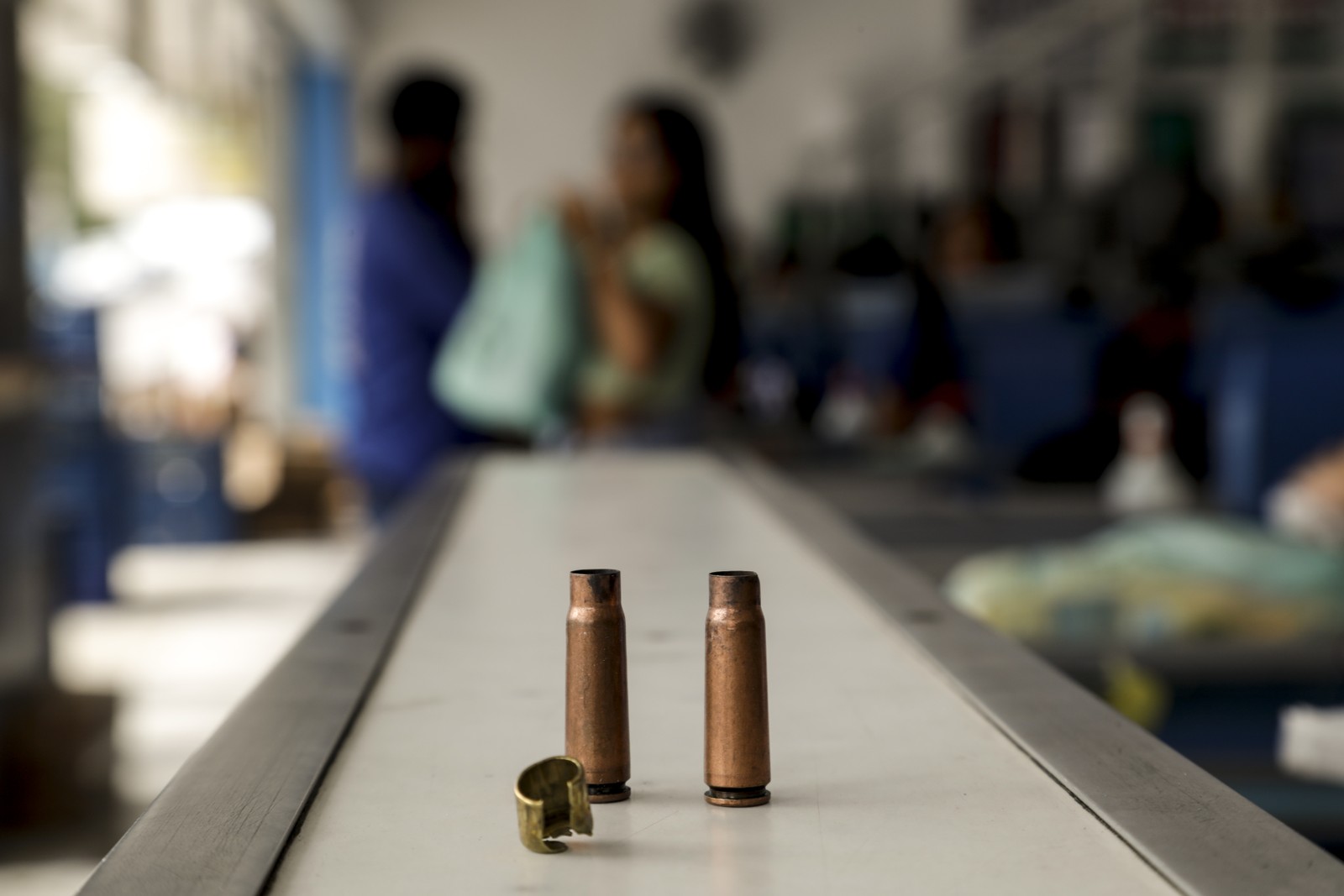 Cartuchos encontrados dentro de um mercado em Seropédica. — Foto: Gabriel de Paiva / Agência O Globo